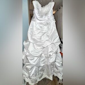 GORGEOUS women’s strapless | corset back | train | size: 16 | wedding dress